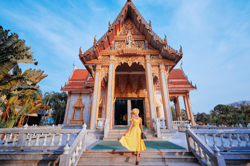 Wat Chalong Tempel Phuket ★ Besuch und Eindrücke Reisende Frau in gelbem Kleid vor dem Wat Chalong Tempel in Phuket – buddhistische Architektur und kulturelles Highlight Thailands.