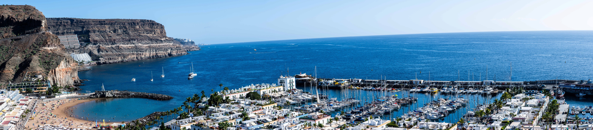 Puerto de Mogán: Hafenanlage mit Marina und Segelbooten an der Küste Blick auf den Hafen von Puerto de Mogán mit Marina, Segelbooten und weißen Gebäuden am Meer