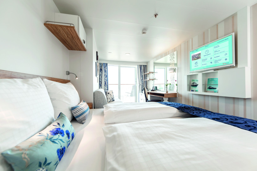 Balkonkabine auf Mein Schiff 6 mit zwei Betten, Schreibtisch, Fernseher und Balkonzugang
