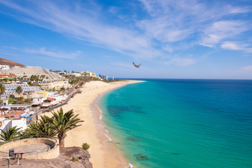 Fuerteventura Morro Jable: Traumstrand mit türkisblauem Wasser und Jandía-Leuchtturm Strand von Morro Jable auf Fuerteventura mit türkisblauem Meer und Leuchtturm von Jandía
