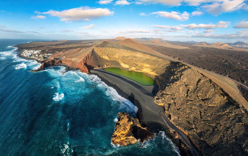 El Golfo Lanzarote – spektakuläre Luftaufnahme des Lago Verde und der Vulkanlandschaft Luftaufnahme von El Golfo auf Lanzarote mit dem grünen Lago Verde, schwarzem Lavastrand und der wilden Atlantikküste inmitten der beeindruckenden Vulkanlandschaft.