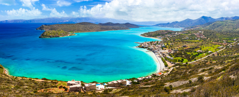Blick über die Bucht von Elounda auf die Insel Spinalonga und die Küste Kretas