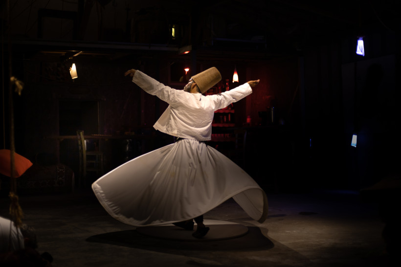 Türkei In fließender Bewegung, im Kreis der Musik und Stille, vollziehen die Derwische ihren rituellen Tanz – den Sema. Diese spirituelle Praxis aus der Sufi-Tradition symbolisiert die Reise der Seele zum Göttlichen. Die drehende Bewegung steht für die Harmonie