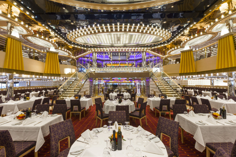 Costa Diadema – Fiorentino Restaurant, Speisesaal mit gedeckten Tischen und Treppenaufgängen Innenansicht des Fiorentino Restaurants auf der Costa Diadema mit gedeckten Tischen, Treppenaufgängen und beleuchteter Decke