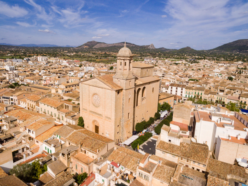 Historischer Ortskern mit der Pfarrkirche Sant Miquel und umliegenden Häusern, Luftaufnahme