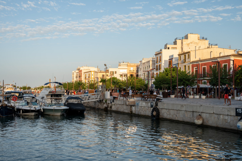 Hafenpromenade auf Eivissa mit Booten im Wasser und Gebäuden entlang der Uferstraße