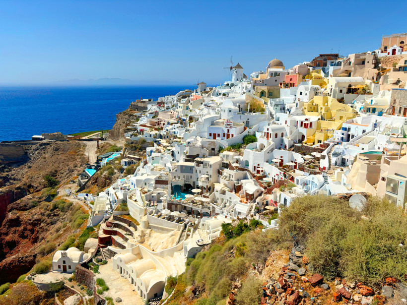 Santorini - Oia  Panorama von Oia auf Santorini mit weißen Kykladenhäusern, Windmühle und Blick auf die Ägäis
