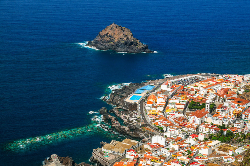 Garachico Küstenpanorama – Naturpools und historische Altstadt am Atlantik Garachico Küstenpanorama mit natürlichen Meeresschwimmbecken, Altstadt und Felseninsel Roque de Garachico auf Teneriffa