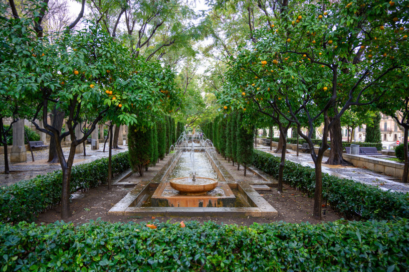 Gartenanlage in der Altstadt von Palma mit Orangenbäumen und Wasserbecken mit Springbrunnen