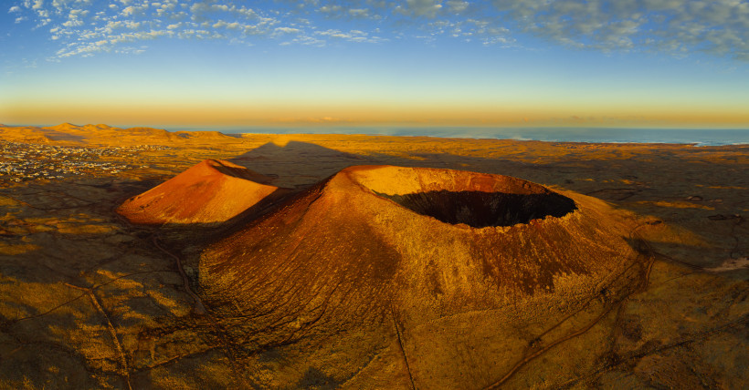 Vulkane bei Lajares – Naturerlebnis für Familien auf Fuerteventura Blick auf die Vulkankrater bei Lajares auf Fuerteventura im Abendlicht – beliebtes Ziel für Familien und Naturliebhaber
