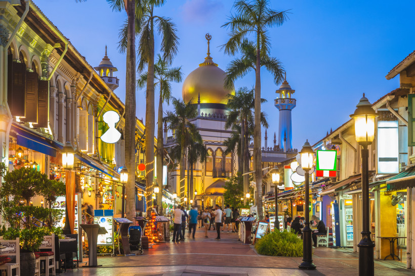 Sultan-Moschee in Kampong Glam, Singapur Die goldene Kuppel der Sultan-Moschee in Kampong Glam bei Abenddämmerung, umgeben von Palmen und beleuchteten Straßen
