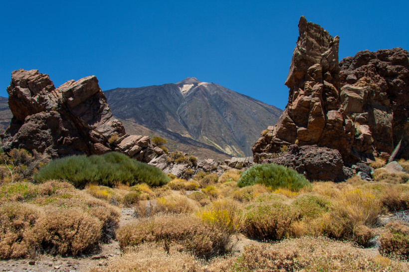 Vulkan Teide – majestätische Landschaft auf Teneriffa Blick auf den Vulkan Teide auf Teneriffa mit Lavagestein, Felsen und trockener Vegetation unter blauem Himmel