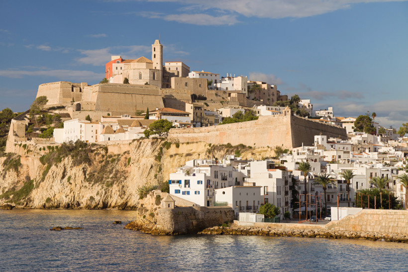 Blick auf Dalt Vila in Ibiza-Stadt mit Festungsmauern und Gebäuden über der Küste