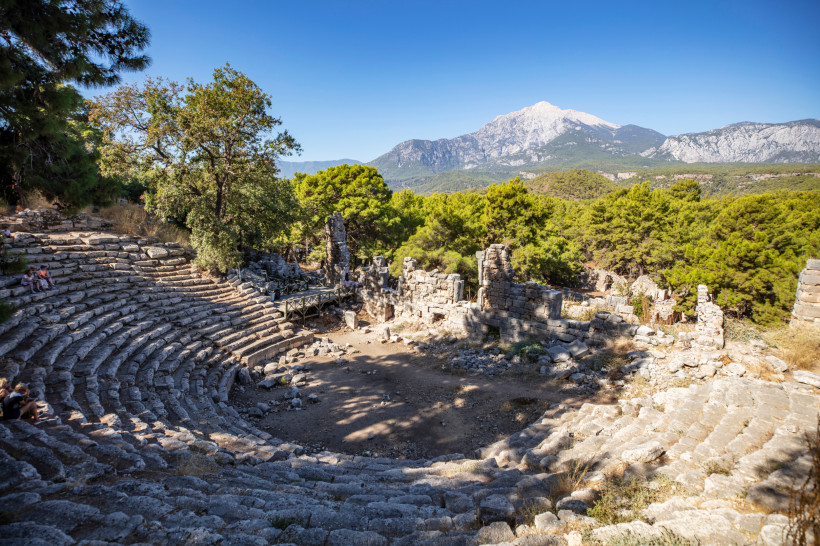 Antikes Theater von Phaselis bei Kemer mit Blick auf das Taurusgebirge, historische Ausgrabungsstätte an der türkischen Riviera
