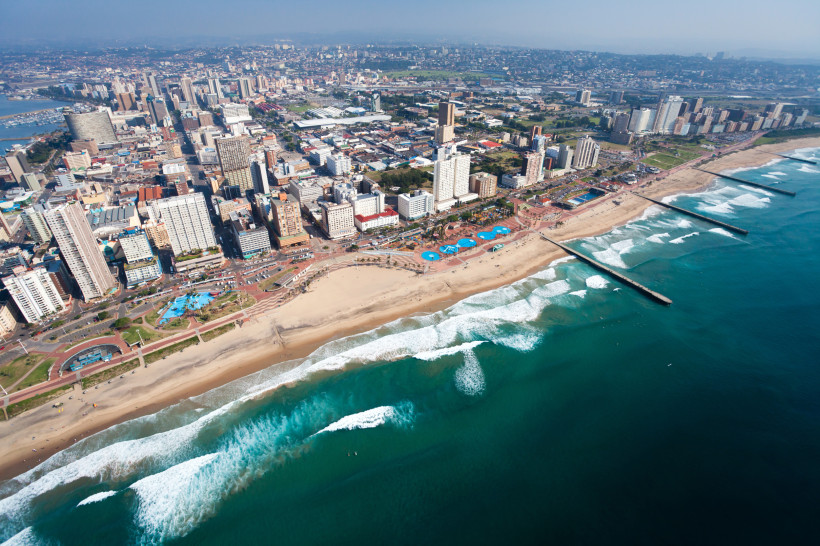 Luftaufnahme der Strandpromenade und Innenstadt von Durban am Indischen Ozean