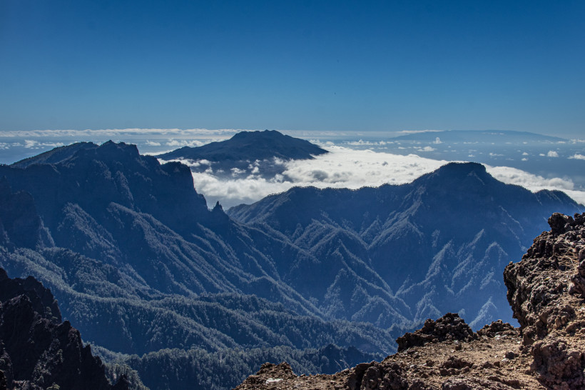 Caldera de Taburiente – Berglandschaft mit Wolkenmeer Blick über die Caldera de Taburiente mit Bergkämmen und Wolkenmeer am Horizont