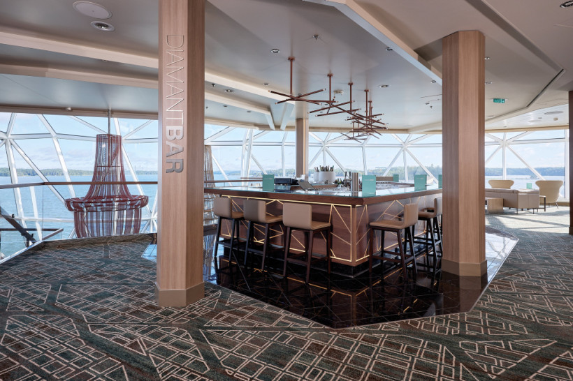 Diamant Bar auf dem Kreuzfahrtschiff Mein Schiff 7 mit zentraler Theke, Barhockern und Panoramafenstern