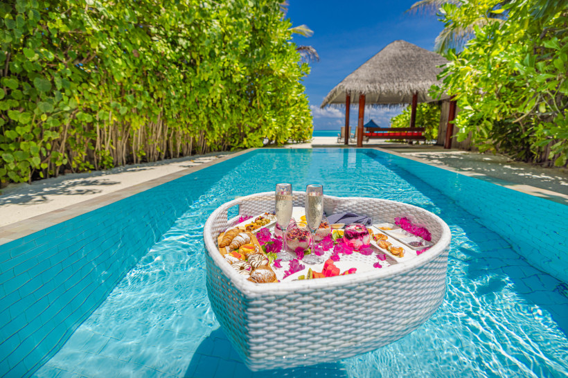Floating Breakfast im Pool eines luxuriösen Adults-Only All-Inclusive-Resorts – romantischer Paarurlaub mit Genuss und Privatsphäre