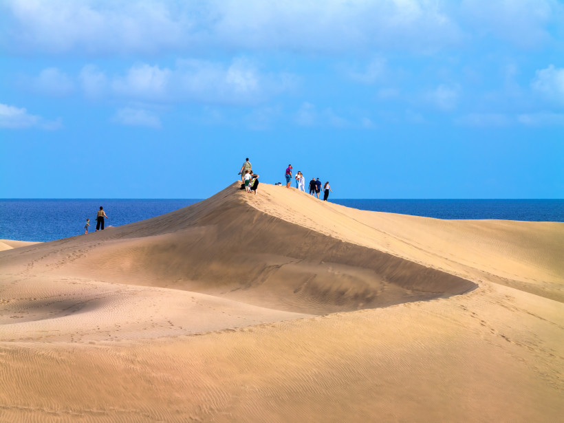 Wandern durch die Dünen von Maspalomas – Natur pur auf Gran Canaria Die weiten Sanddünen von Maspalomas gehören zu den beeindruckendsten Landschaften der Kanaren. Besucher genießen hier Spaziergänge über den feinen Sand mit Blick auf den Atlantik – ein unvergessliches Erlebnis im Süden von Gran Canaria.