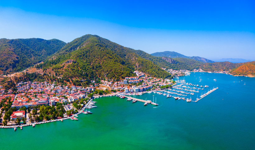 Türkei - Fethiye Panoramablick auf die Küstenstadt Fethiye mit Hafen, Booten und grünen Hügeln am türkisblauen Meer