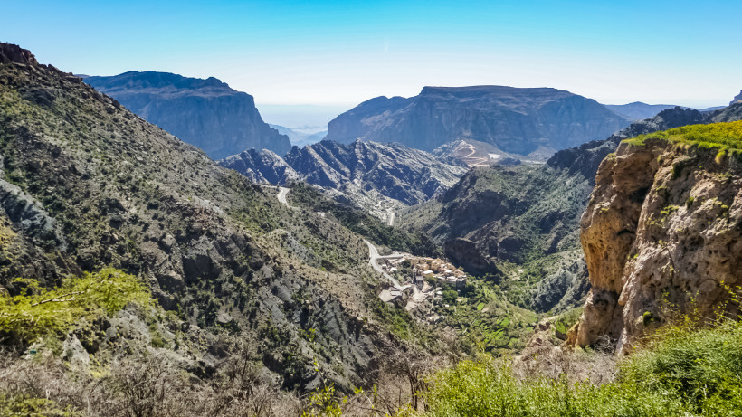 Hajar-Gebirge Berglandschaft mit kurvenreicher Straße und kleinem Dorf im Tal