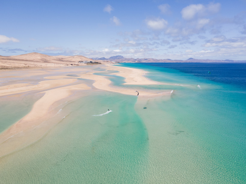 Luftaufnahme der Sandbänke und türkisfarbenen Lagune bei Costa Calma auf Fuerteventura