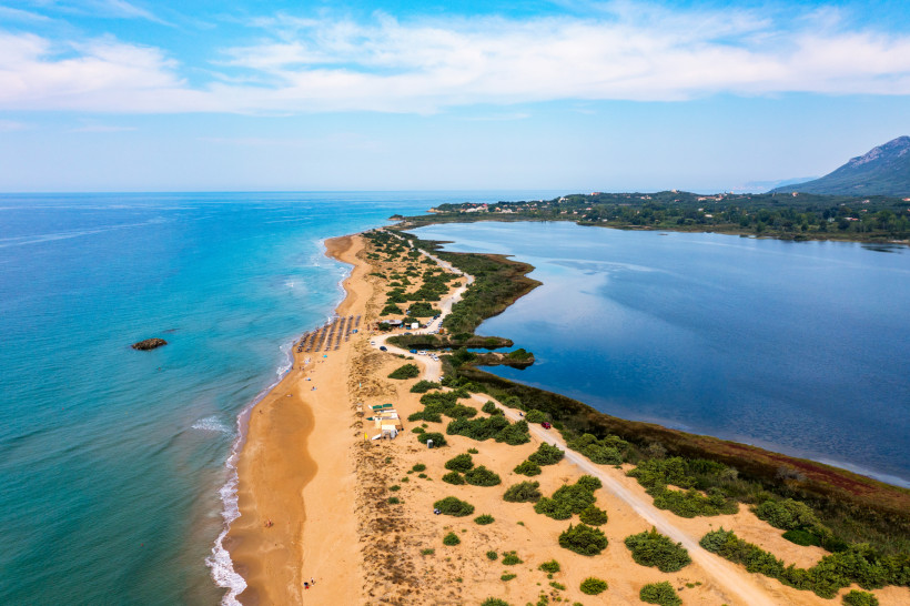 Issos Beach und Korission-See bei Agios Georgios, Korfu – Luftaufnahme Luftaufnahme des Issos Beach und des Korission-Sees bei Agios Georgios auf Korfu, Griechenland