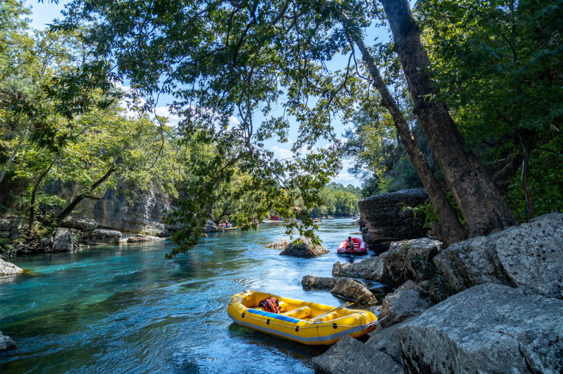 Raftingboot im türkisfarbenen Köprülü Canyon Nationalpark nahe Antalya – beliebtes Erlebnis für Aktivurlaub und Naturfans.