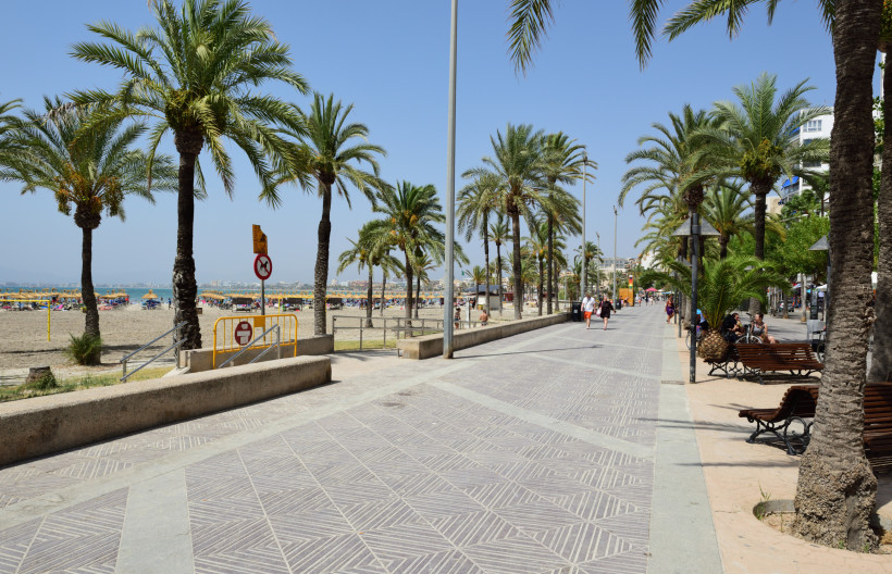 Strandpromenade in El Arenal mit Palmen, Gehweg und Blick auf den Strand