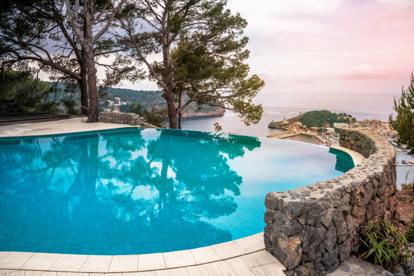Infinity-Pool mit Blick auf die Bucht und den Hafen von Port de Sóller