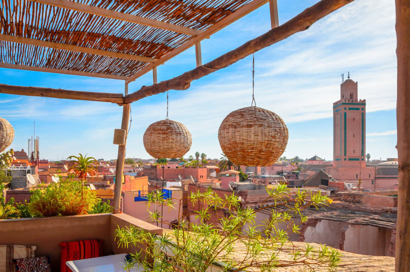 Blick über die Dächer von Marrakesch – Dachterrassen in der Medina Stimmungsvoller Ausblick von einer Dachterrasse auf die Dächer und Minarette der Medina in Marrakesch, Marokko – traditionelles orientalisches Ambiente.