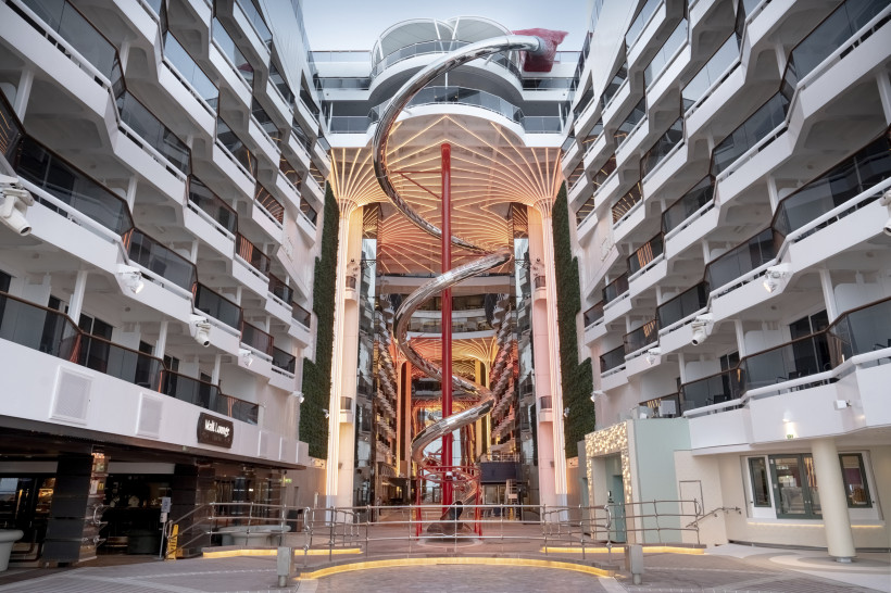 Innenatrium der MSC World Europa mit der spiralförmigen Rutsche „The Spiral“ über mehrere Decks