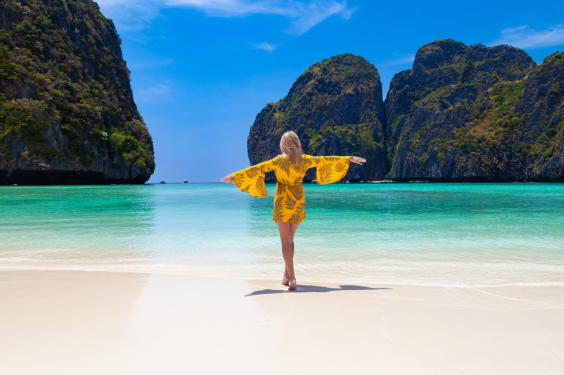Maya Bay Koh Phi Phi – Thailands berühmte Bucht mit türkisblauem Wasser Maya Bay auf Koh Phi Phi Leh mit weißem Sand, kristallklarem Wasser und steilen Kalksteinfelsen – einer der bekanntesten Strände Thailands.