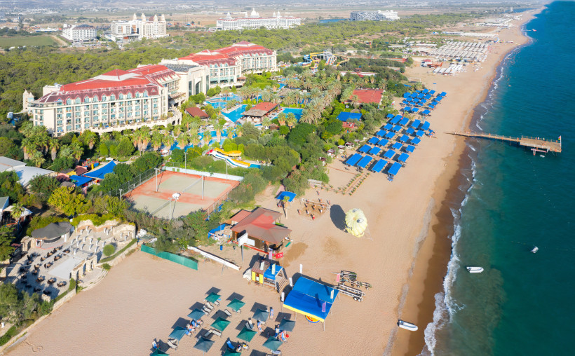 Türkei - Side Strand von Side an der türkischen Riviera mit großen Hotels, Sonnenschirmen und Wassersportmöglichkeiten