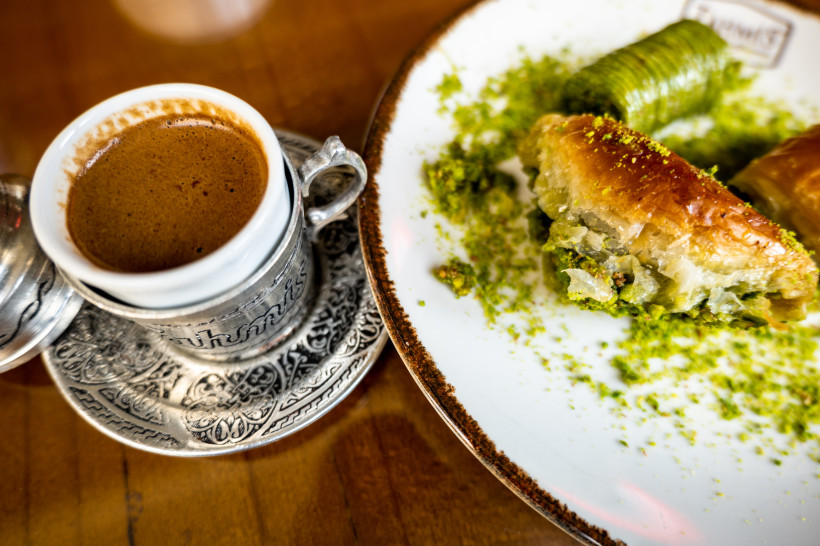Türkischer Mokka in traditioneller Tasse mit Pistazien-Baklava – süße Genussmomente in Side