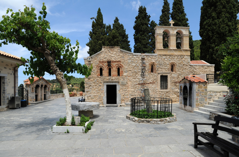 Panagia Kera: Steinkirche mit Glockenturm und gepflastertem Innenhof Steinkirche Panagia Kera mit Glockenturm und Innenhof, umgeben von Zypressen