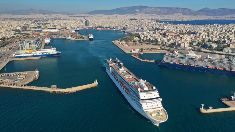Kreuzfahrtschiffe im Hafen von Piräus bei Athen