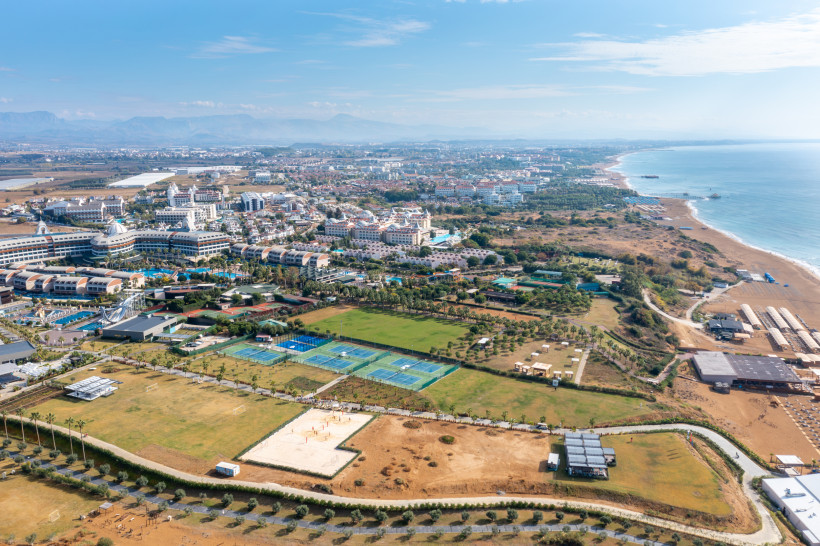 Luftaufnahme von Gündoğdu bei Side mit Hotelanlagen, Sportflächen und Küstenverlauf