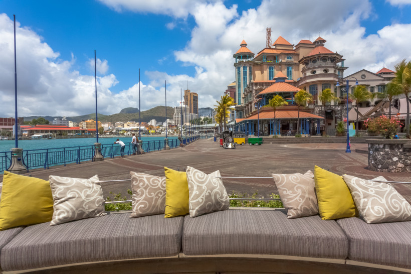 Uferpromenade von Port Louis auf Mauritius mit modernen Gebäuden, Restaurants und Blick auf das Meer