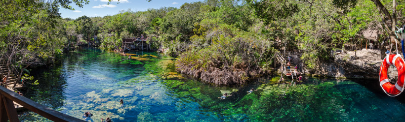 Mexiko Cenote-Pool mit Schwimmern und dem umgebenden Dschungel