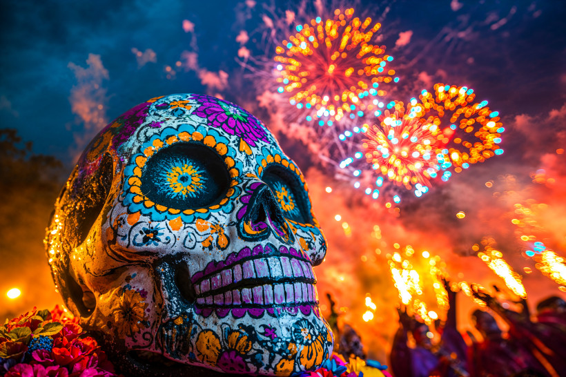Mexiko Bemalter Tag der Toten-Totenkopf mit Feuerwerk-Hintergrund