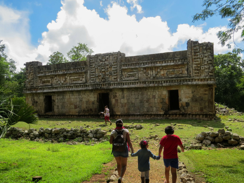 Familie bei den Maya-Ruinen in Tulum