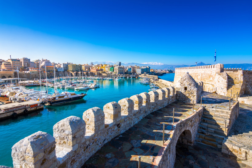 Blick von der Festung Koules auf den Hafen von Heraklion mit Yachten und Stadtfront