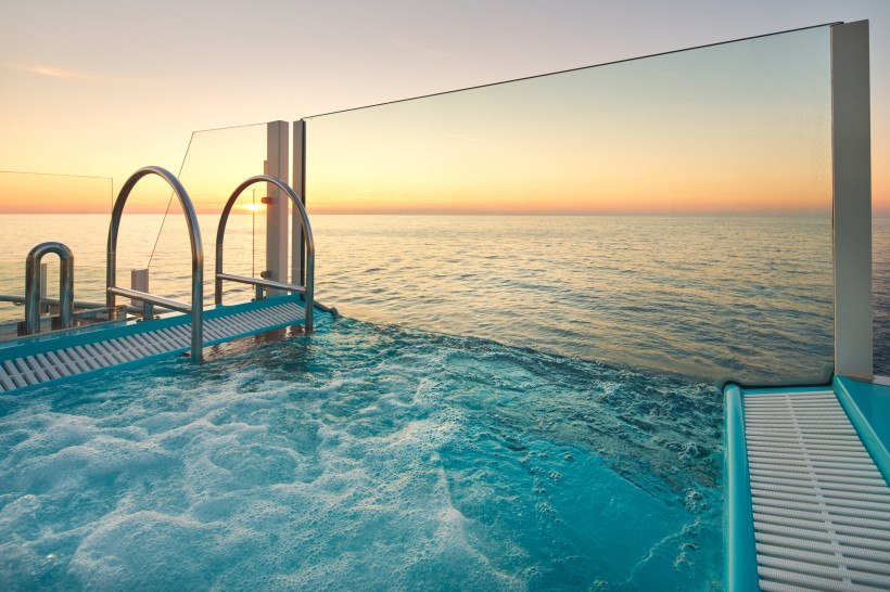 Costa Toscana: Infinity-Whirlpool an Deck mit Meerblick bei Sonnenuntergang Infinity-Whirlpool auf der Costa Toscana mit Blick auf das Meer bei Sonnenuntergang