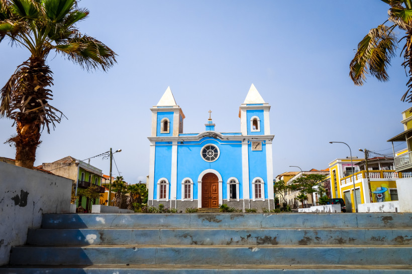 Igreja Nossa Senhora da Luz in São Domingos, Kapverden – strahlend blaue Kirche mit weißen Türmen und Palmen im Vordergrund