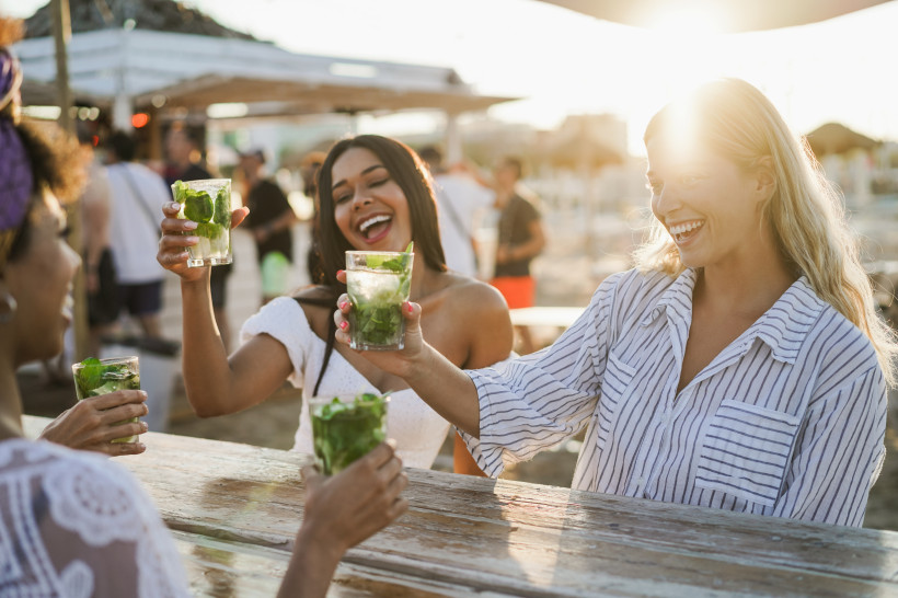 Cocktails und entspannte Beachclub-Stimmung in Playa d'en Bossa auf Ibiza