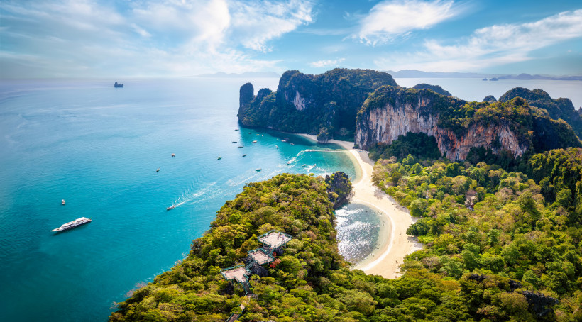 Hong Islands bei Krabi, Thailand: Luftaufnahme mit weißen Stränden, türkisfarbenem Meer und Kalksteinfelsen.