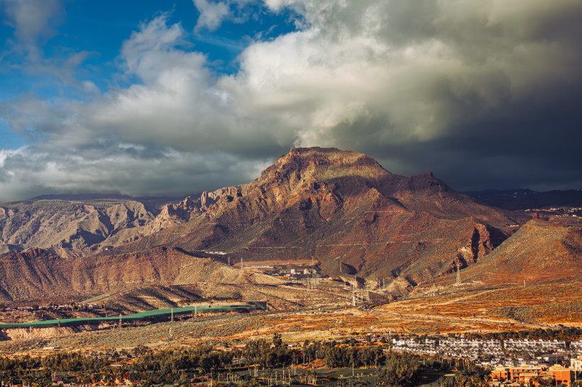 Montaña de Guaza mit felsigem Bergrücken unter dichter Wolkendecke