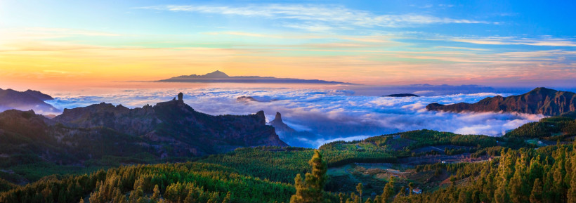 Aussichtspunkt über den Wolken – Panorama vom Roque Nublo auf Gran Canaria Blick über Wolkenmeer und Berge vom Roque Nublo auf Gran Canaria mit Sicht auf Teneriffa im Sonnenaufgang