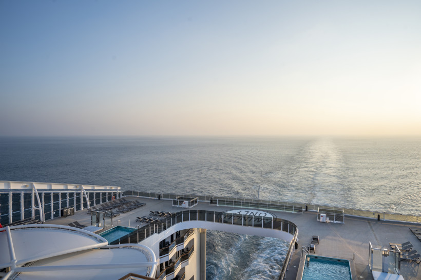 Zen Pool und Liegebereich auf dem Außendeck der MSC World Europa mit Blick auf das Meer